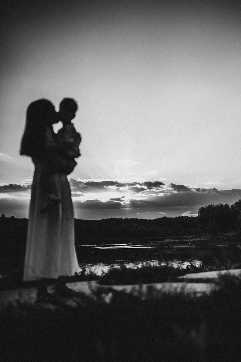 Djurdjica, Tadej i Miloje porodicno fotografisanje napolju. Deciji i porodicni fotograf u Beogradu Oksana Skendzic