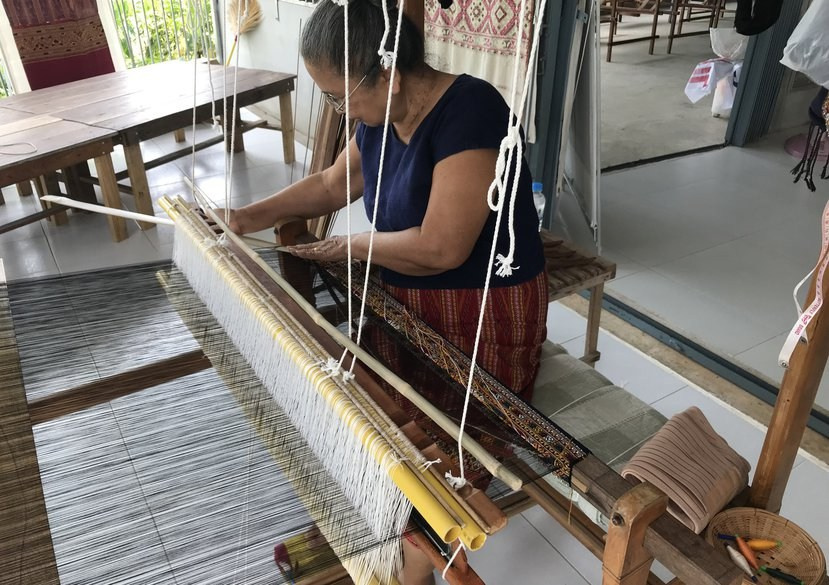 архивы Royal College of Art (RCA) Ткачество на традиционном станке: исследование структуры ткани, ручные технологии и основы текстильного искусства, применяемые в современных текстильных программах. 