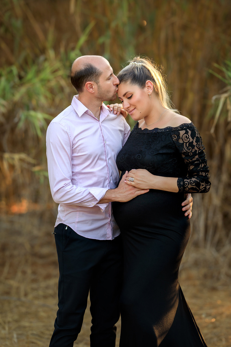 אנה וגרמן בצילומי הריון בטבע. נטליה רוזמן צלמת הריון ניובורן ילדים ובוק בת מצווה