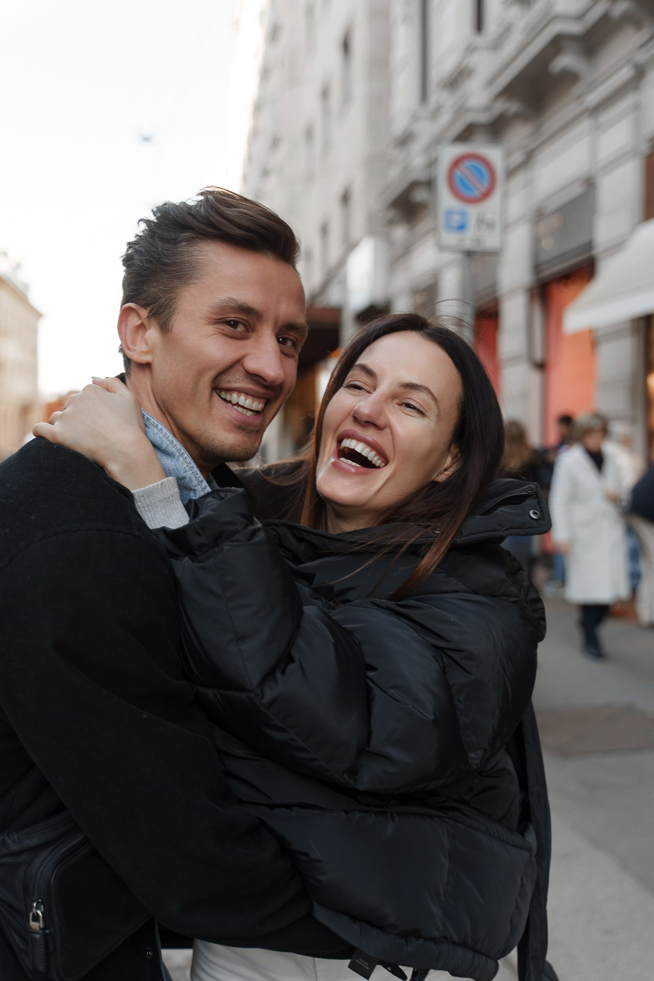 Natural couple photoshoot in Milan with candid emotions