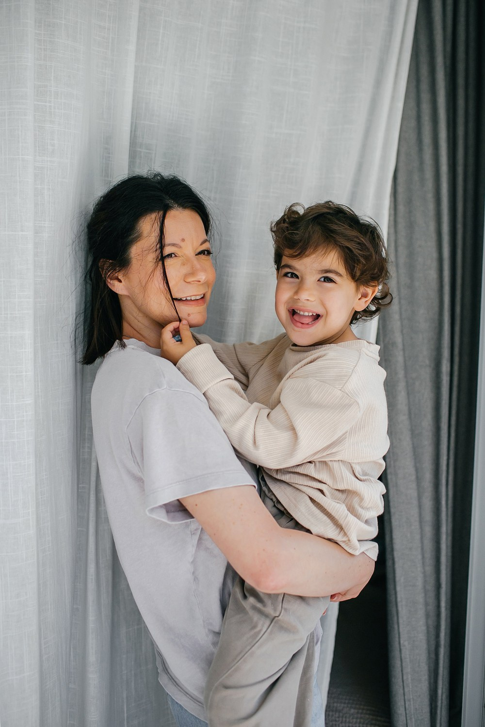 Mom&daughter at home. Family photographer in Israel