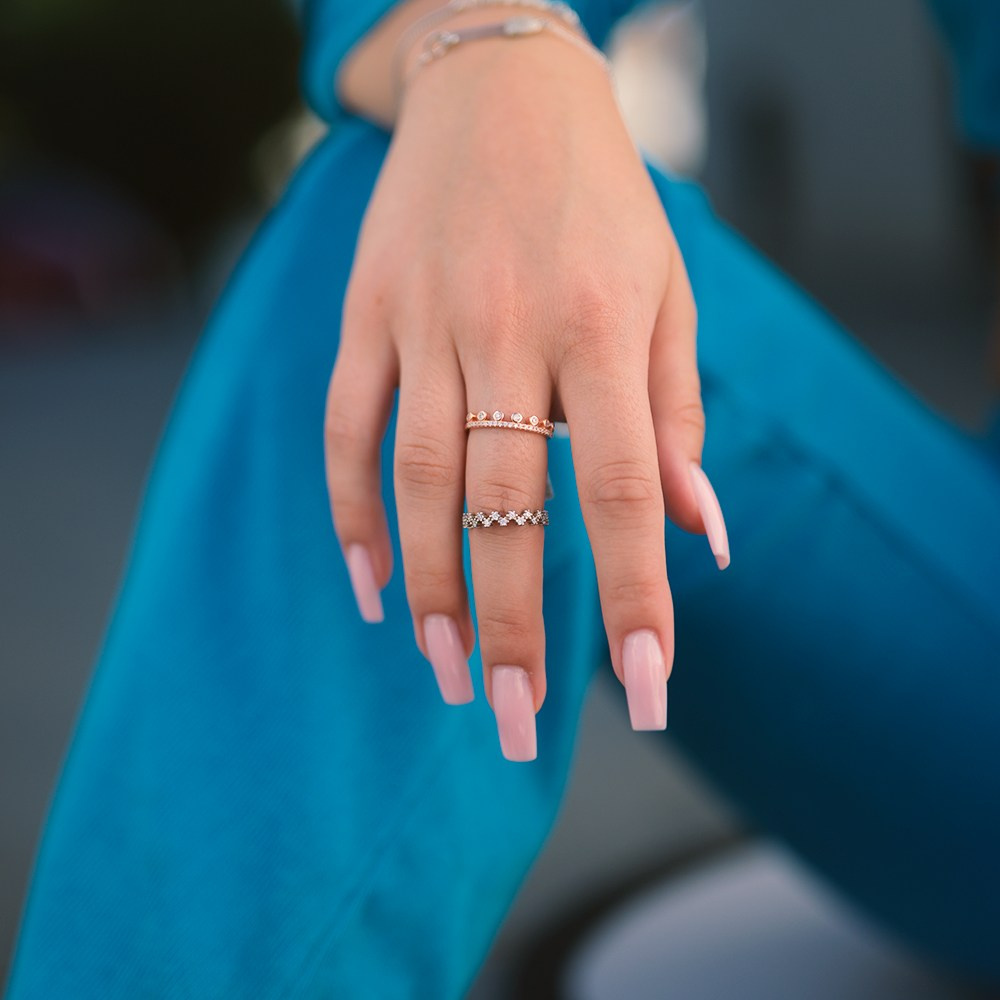 Prstenje na ženskom modelu u plavoj odeći.
