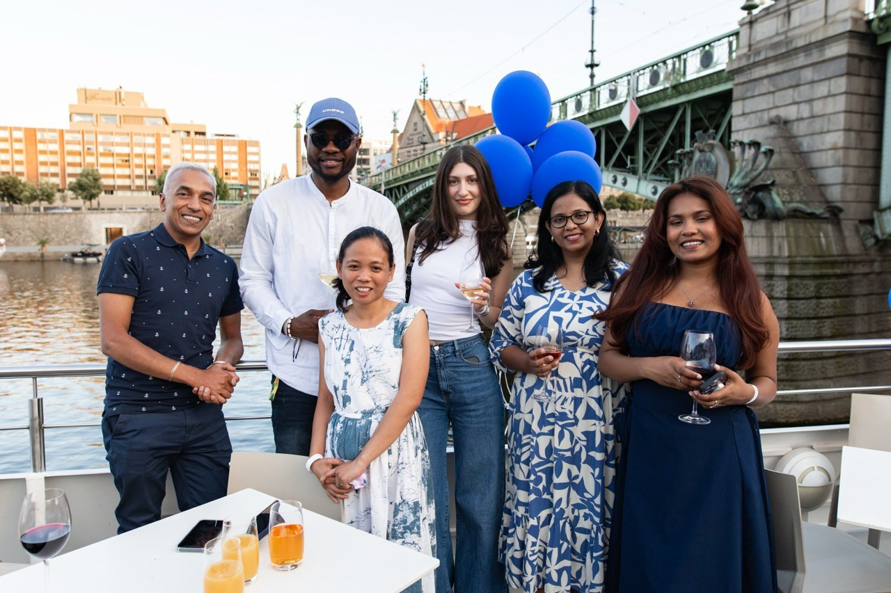 Firemní fotograf Praha. Dana Lišková — Empatická fotografka | Introspektivní umělkyně | Neurodivergentní koučka| Zakladatelka Artepy.cz