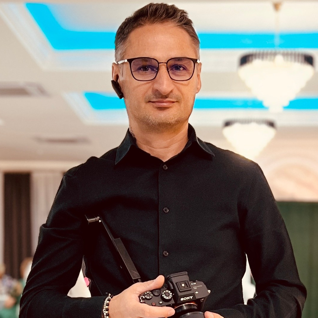 Contact. Capturăm clipe, Transmitem emoții, Creăm amintiri de neuitat!