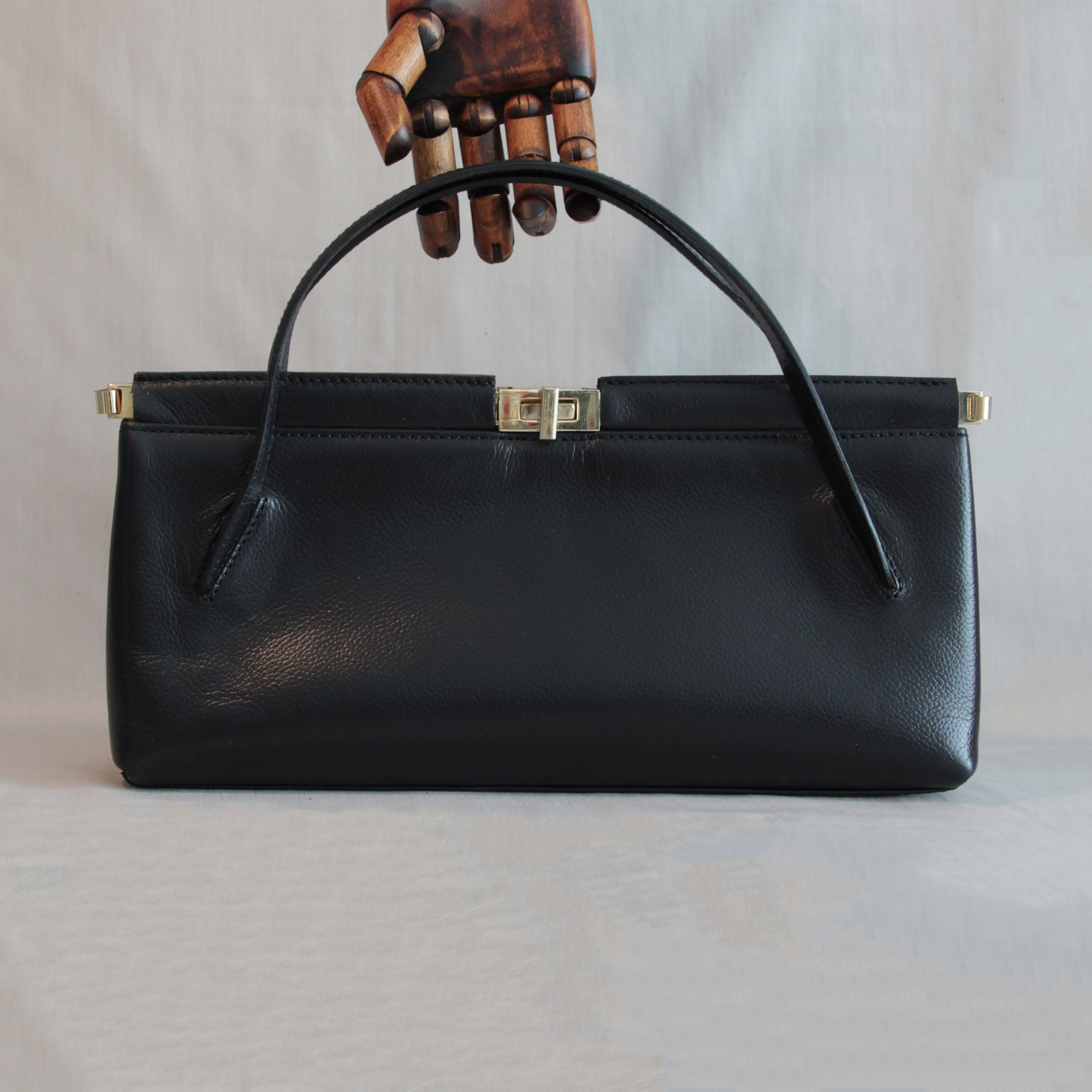 Clothing and Accessories. Современнные и актикварные украшения в Барселоне, Москве и Санкт-Петербурге