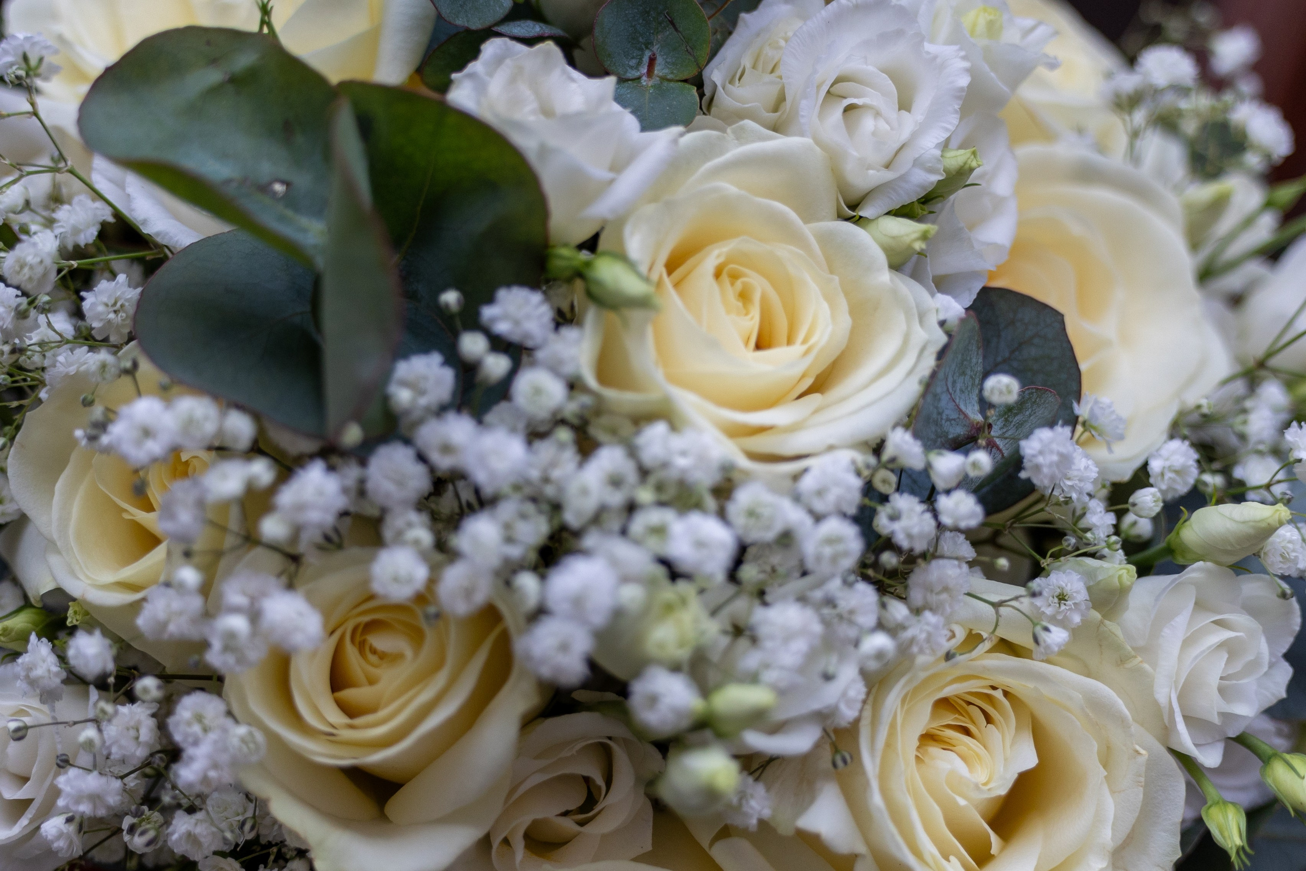 Blossom Aarhus leverer bryllupsblomster med fokus på kvalitet og håndværk. Fra brudebuket til kirkepynt – vi designer alt fra vores butik i 8270 Højbjerg. Book en samtale og få blomster, der matcher jeres stil.