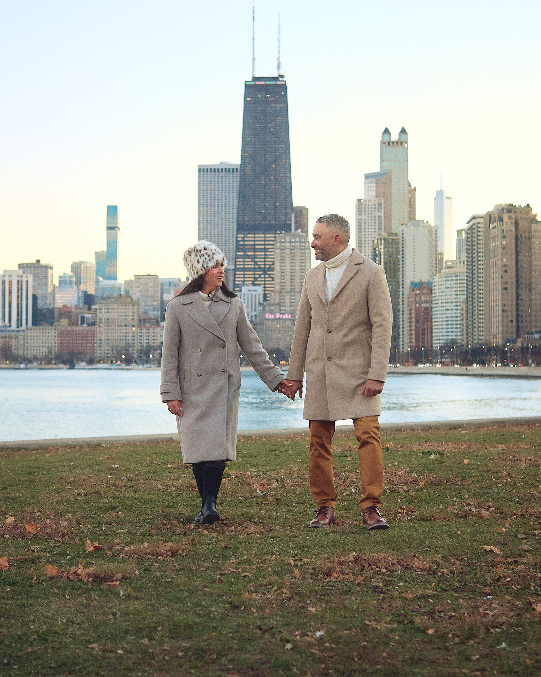 Propuesta de matrimonio sorpresa en Chicago durante una experiencia fotográfica capturando el momento del “sí”