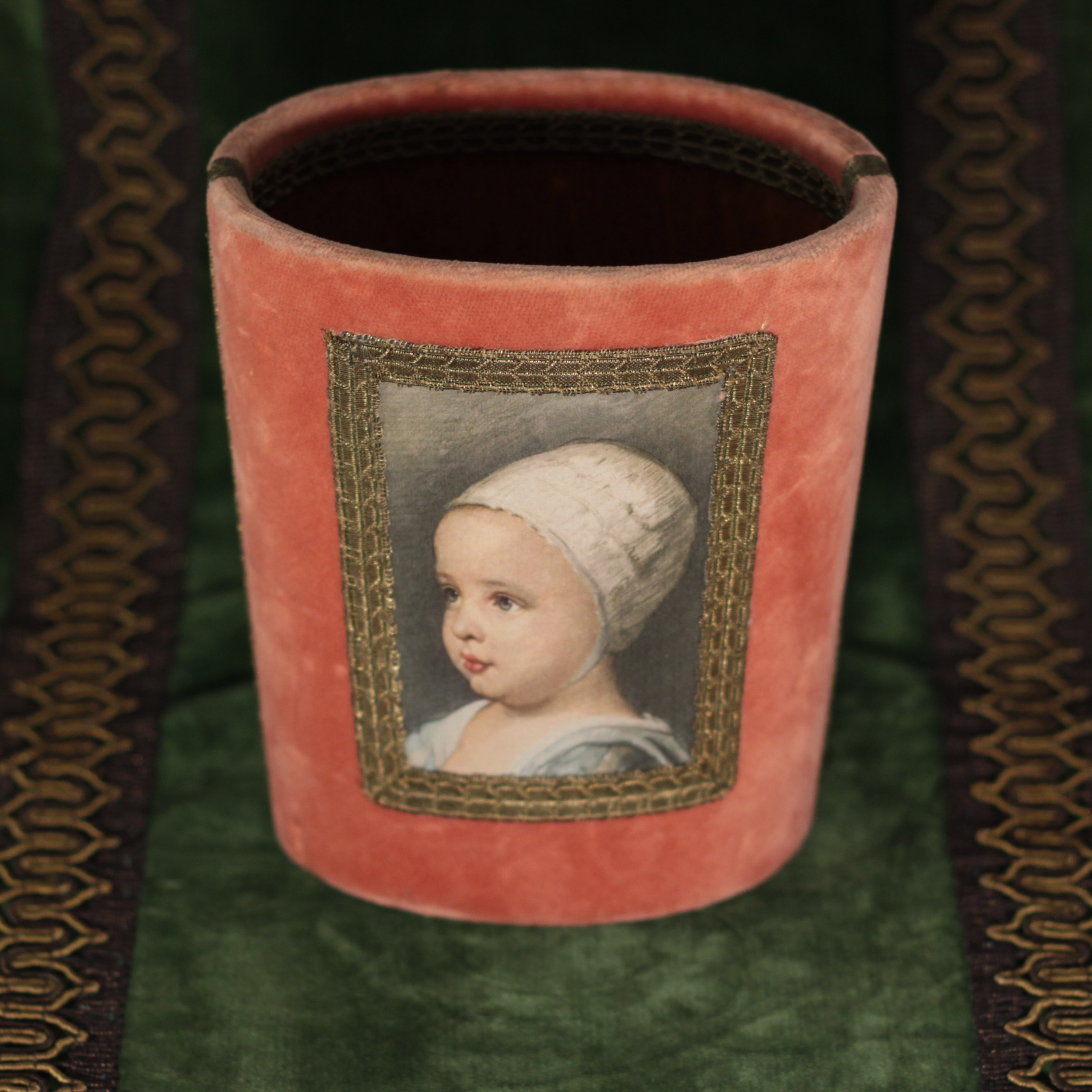 An exquisite world of tableware and decorative items. Современнные и актикварные украшения в Барселоне, Москве и Санкт-Петербурге