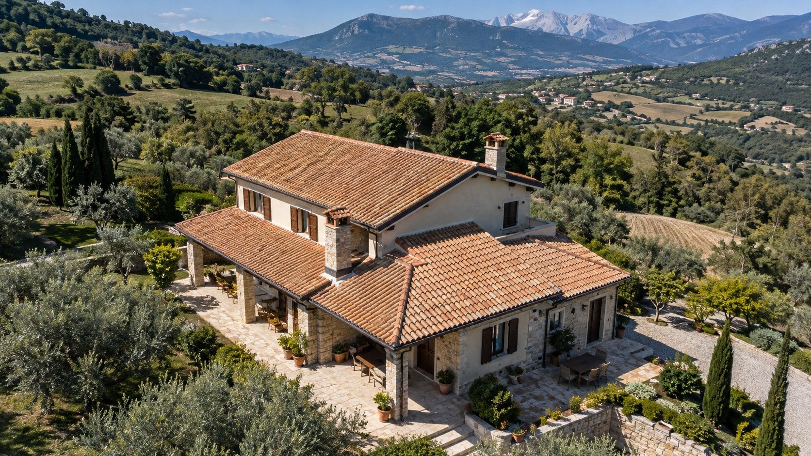 Ripresa aerea di edificio in Abruzzo