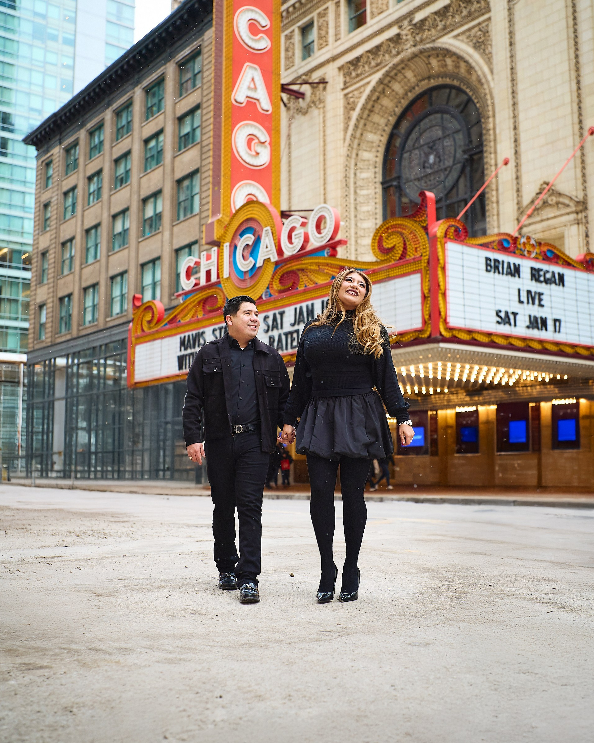 Experiencia fotográfica de pareja en Chicago en un teatro icónico de la ciudad