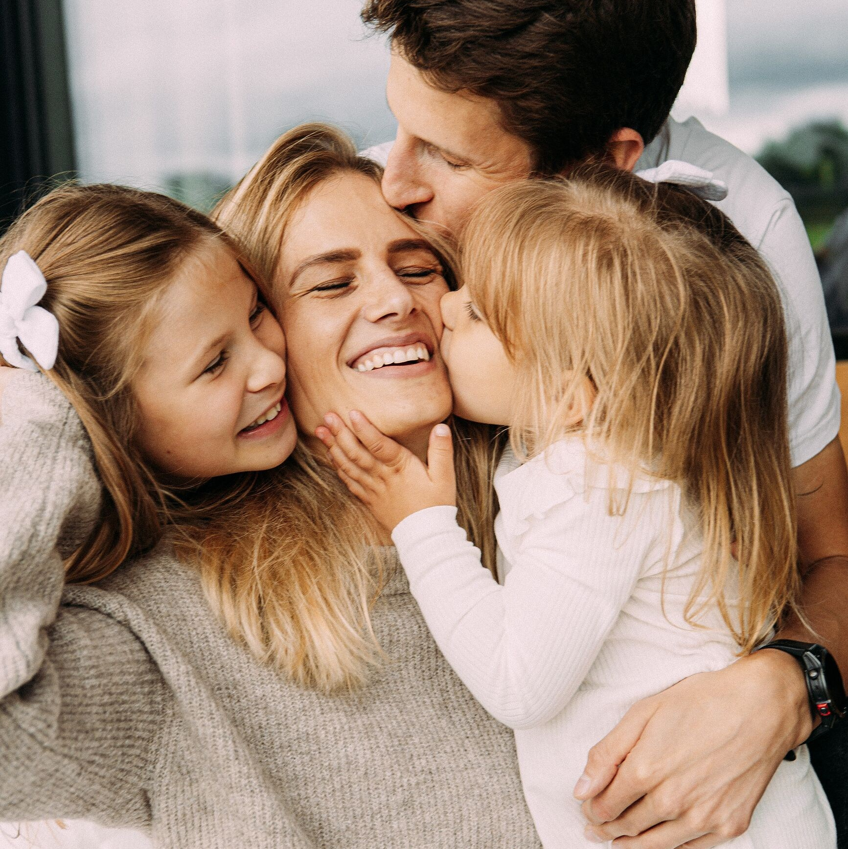 IETEIKUMI ĢIMENES FOTOSESIJAI MĀJĀS (skraidošie bērni)