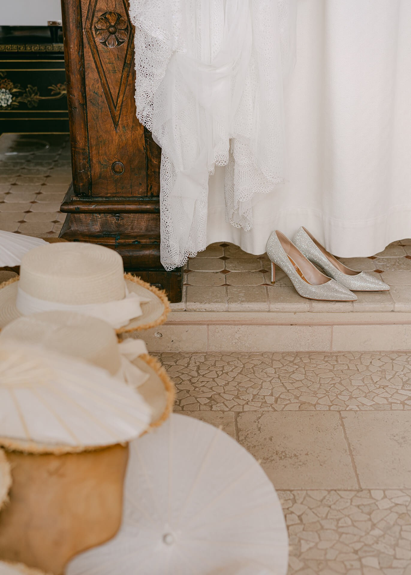 The Bride’s getting ready: wedding morning photography guide. Wedding photographer in Europe. Based in Italy, Lake Como. Aesthetic elegant story-telling