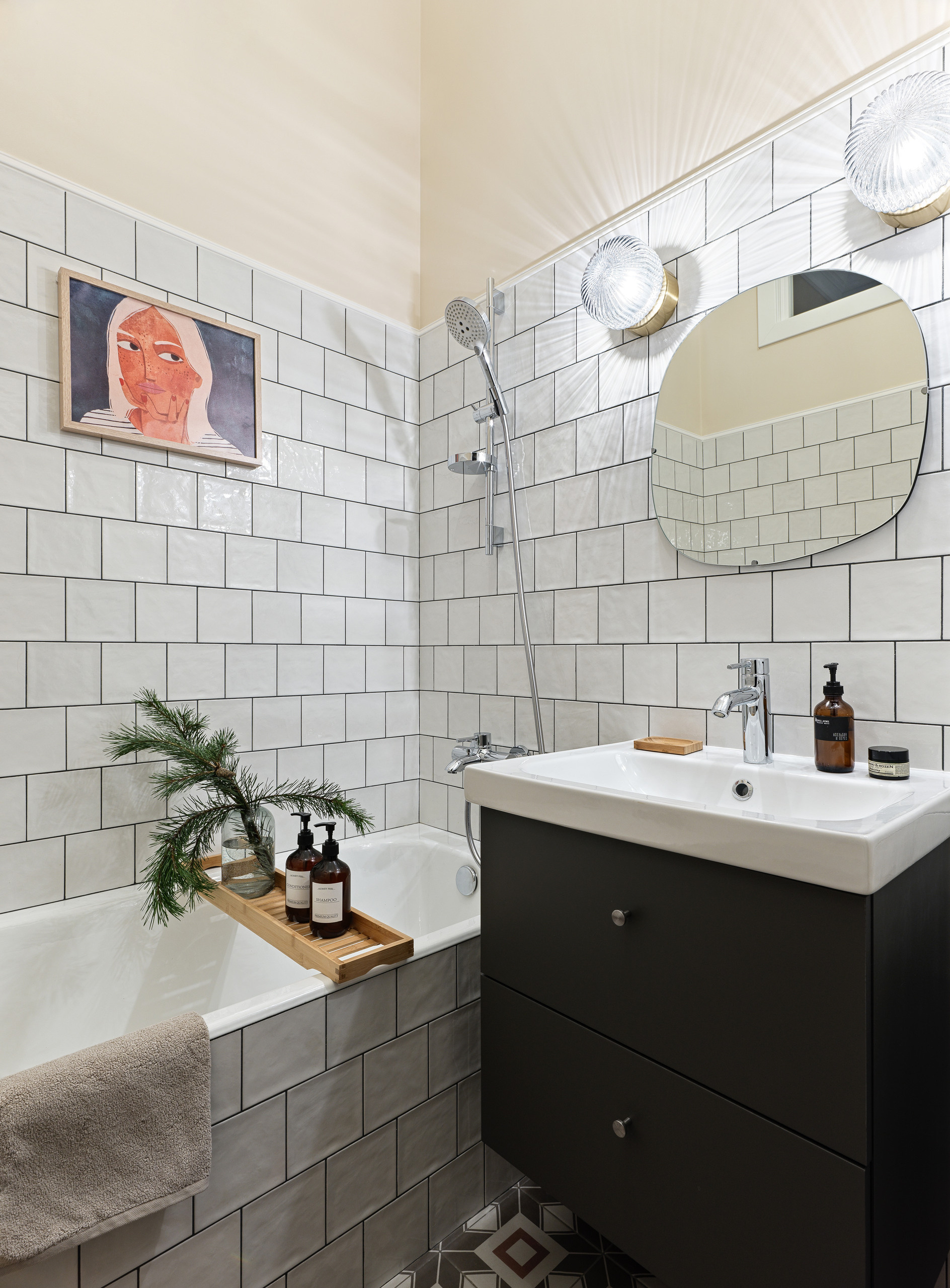 Ванная комната с ретро декором и оригинальной сантехникой.