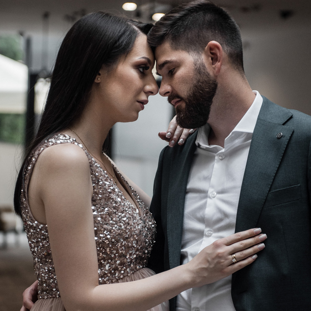 Para młoda w objęciach - wesele