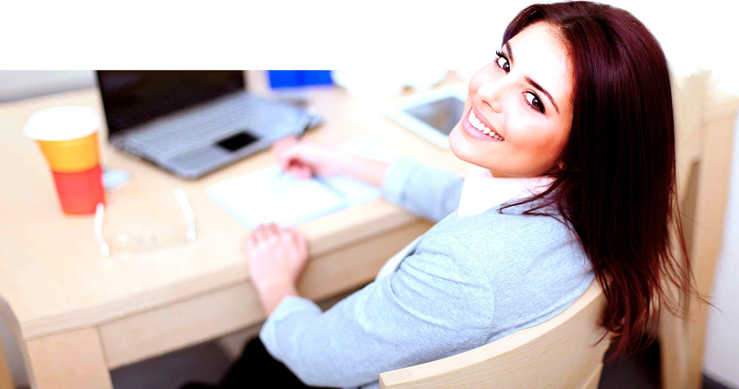 Девушка менеджер, повернулась к клиенту, готовясь записывать в тетрадь данные заказчика.