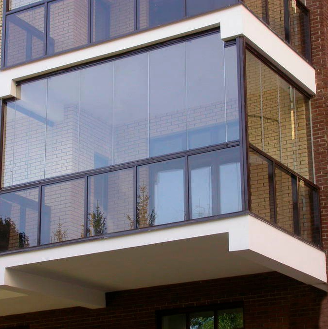 Французский балкон в верхней части застекленный подвижными сегментами стекла, а в нижней - неподвижными.