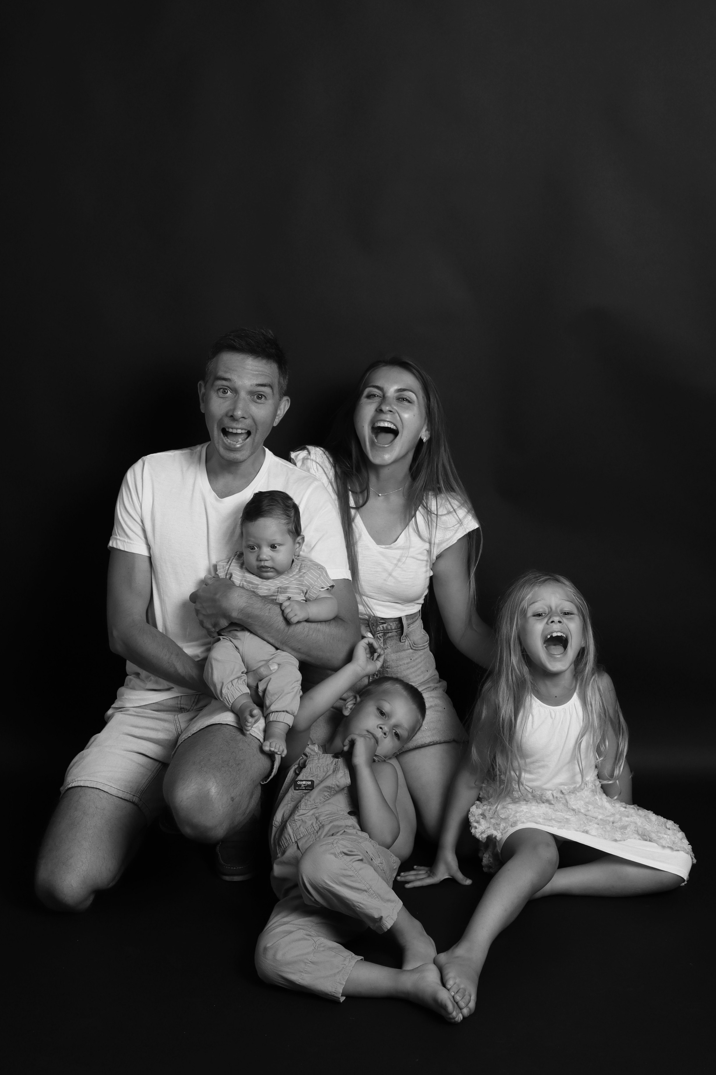 Черный фон. SHOOT IT YOURSELF — SELF PORTRAIT STUDIO IN CHICAGO