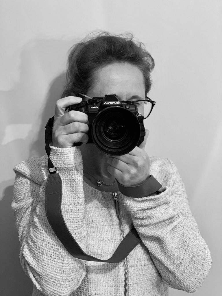 Contacta conmigo, tanto por teléfono, correo o redes sociales. Tambien Whatsapp. Fotógrafa de Periodismo y Documentación, Teatro, Cine, Shooting para Modelos, Bodas, Bautizos, Comuniones, Familia y Eventos