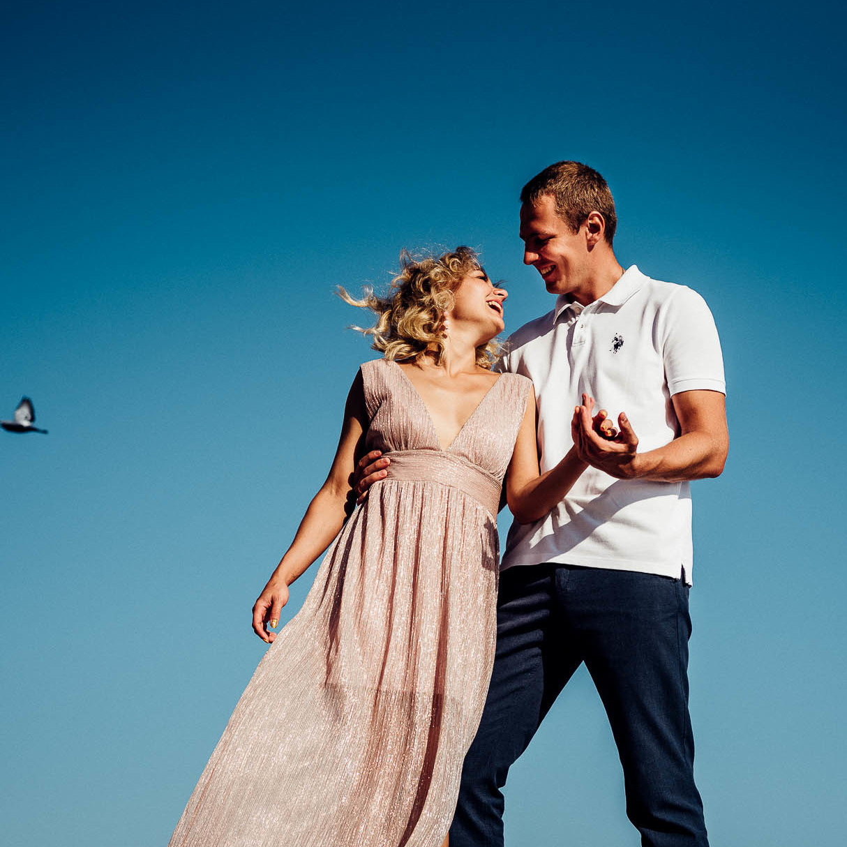 Coppia felice davanti al cielo blue. Servizio fotografico lovestory
