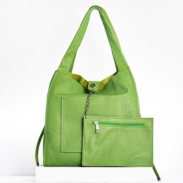 Bolso de piel verde con neceser
