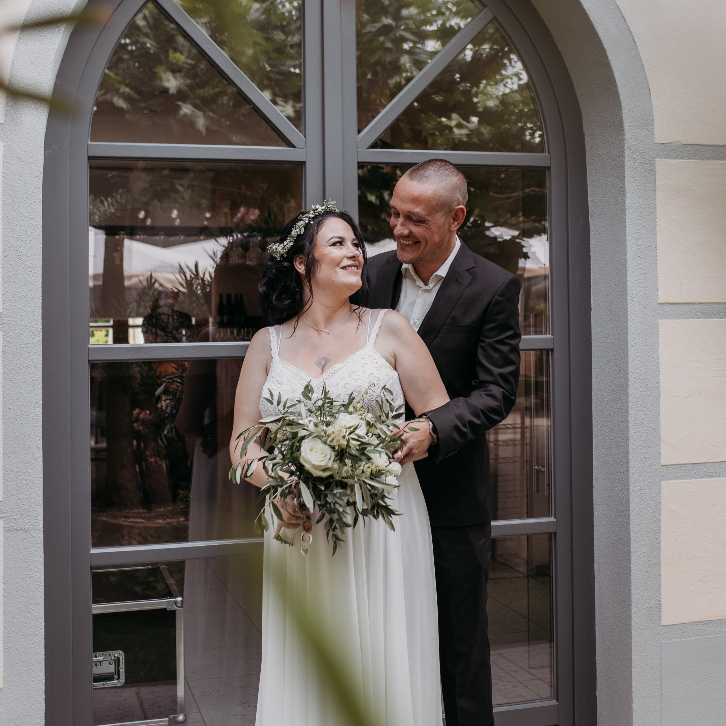 Emotionale Momente während der Trauung im Weingut Mussler – Hochzeitsfotografin für freie Trauung bei Frankfurt am Main