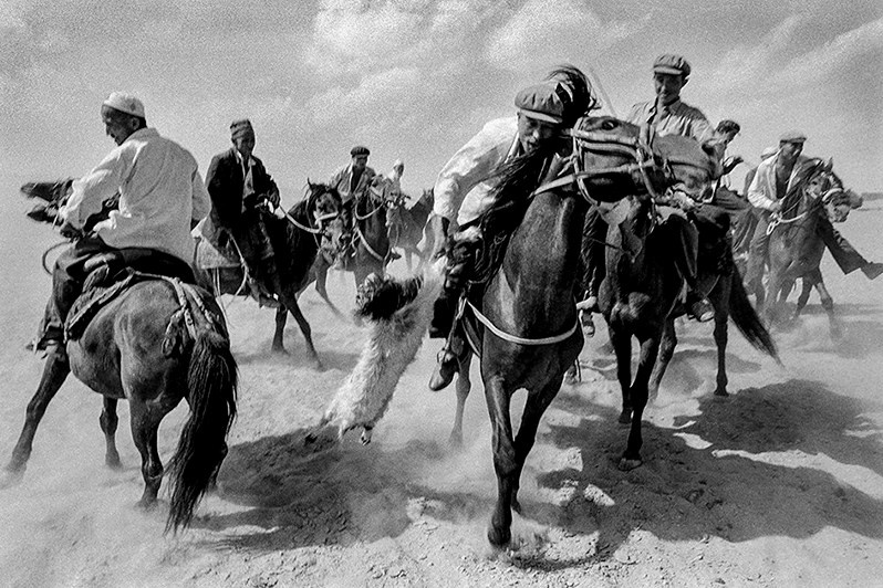 © Carola Allemandi / Misha Maslennikov, photographing the steppe