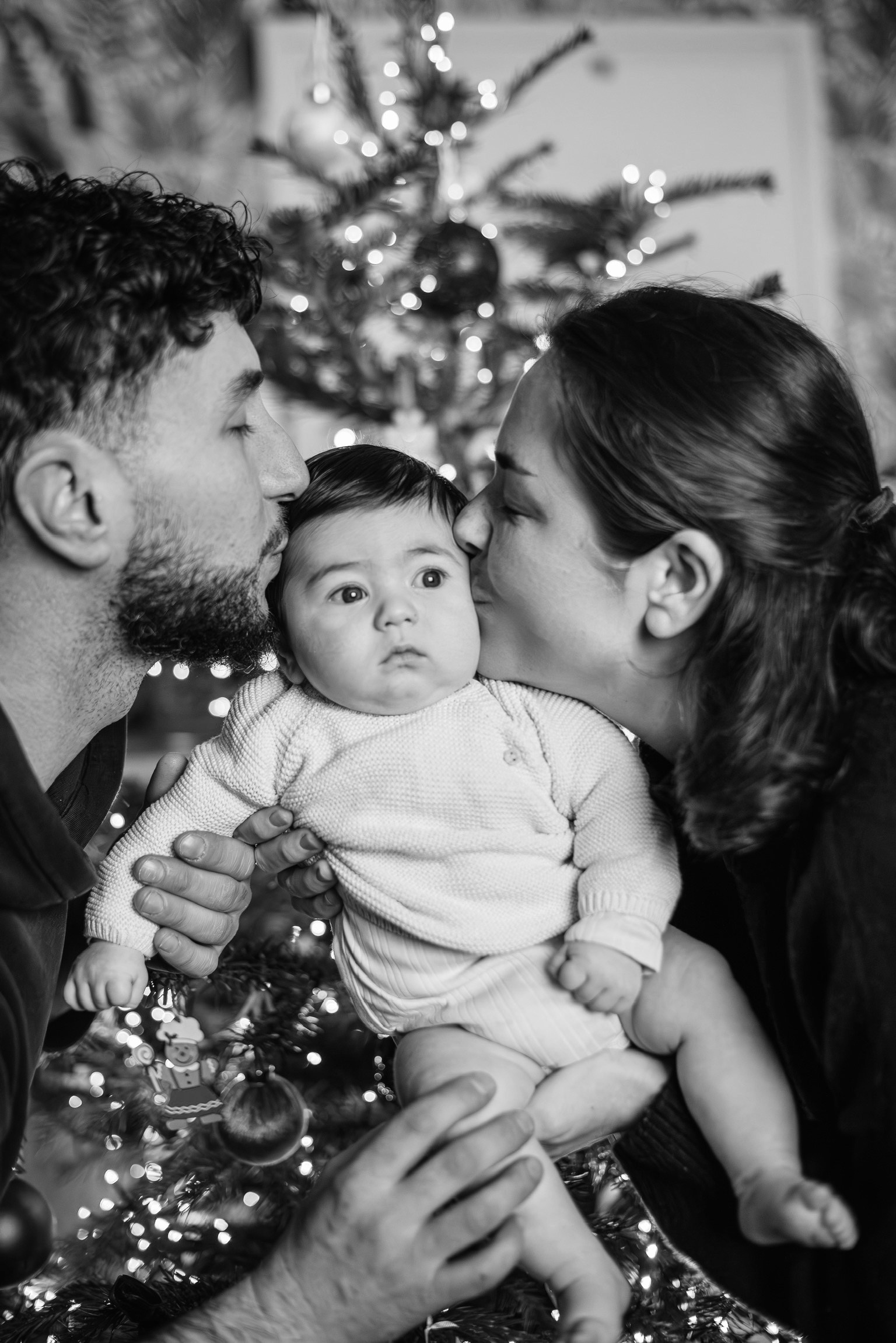 Famille réunie autour de bébé, séance photo lifestyle à domicile à Toulouse