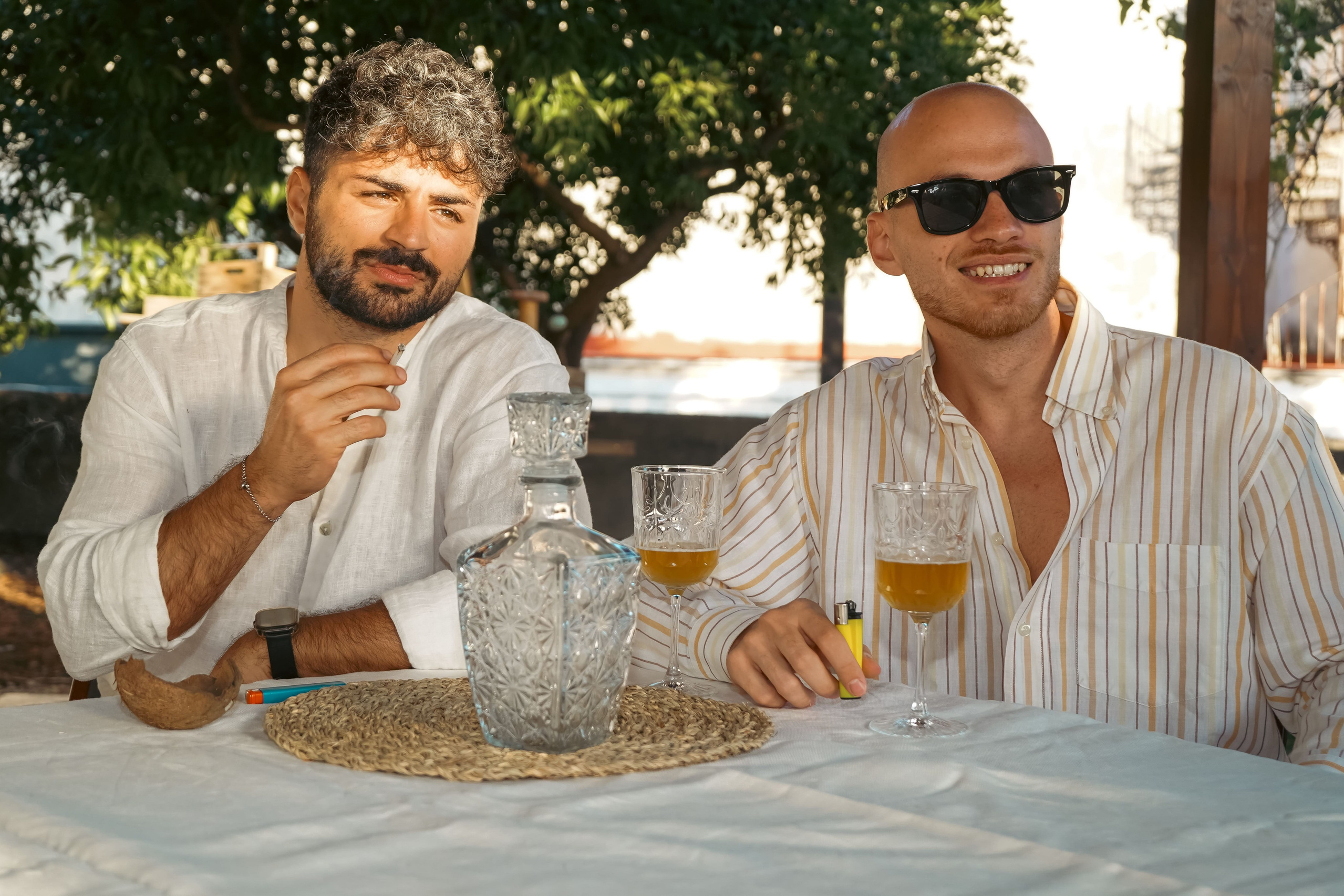 Fotografo eventi Napoli compleanno - amici che sorridono a tavola