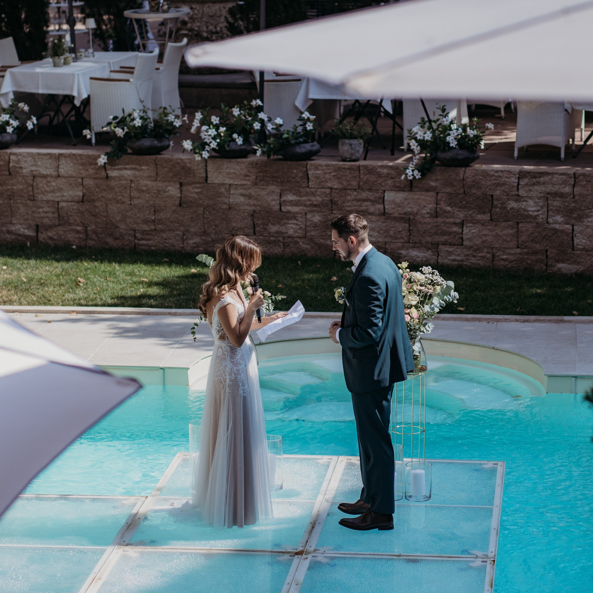 Braut und Bräutigam beim emotionalen Eheversprechen im Morrhof