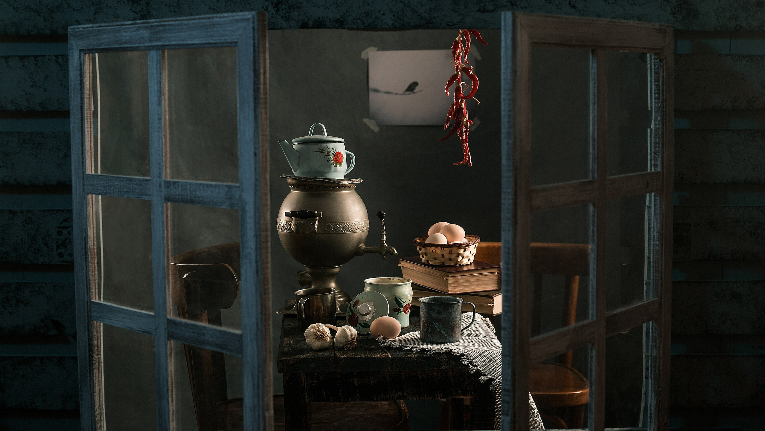 Açıq pəncərədən görünən çaynik, yumurta, sarımsaq və samovarla klassik kənd tərzində masa düzülüşü – hekayəvi natürmort