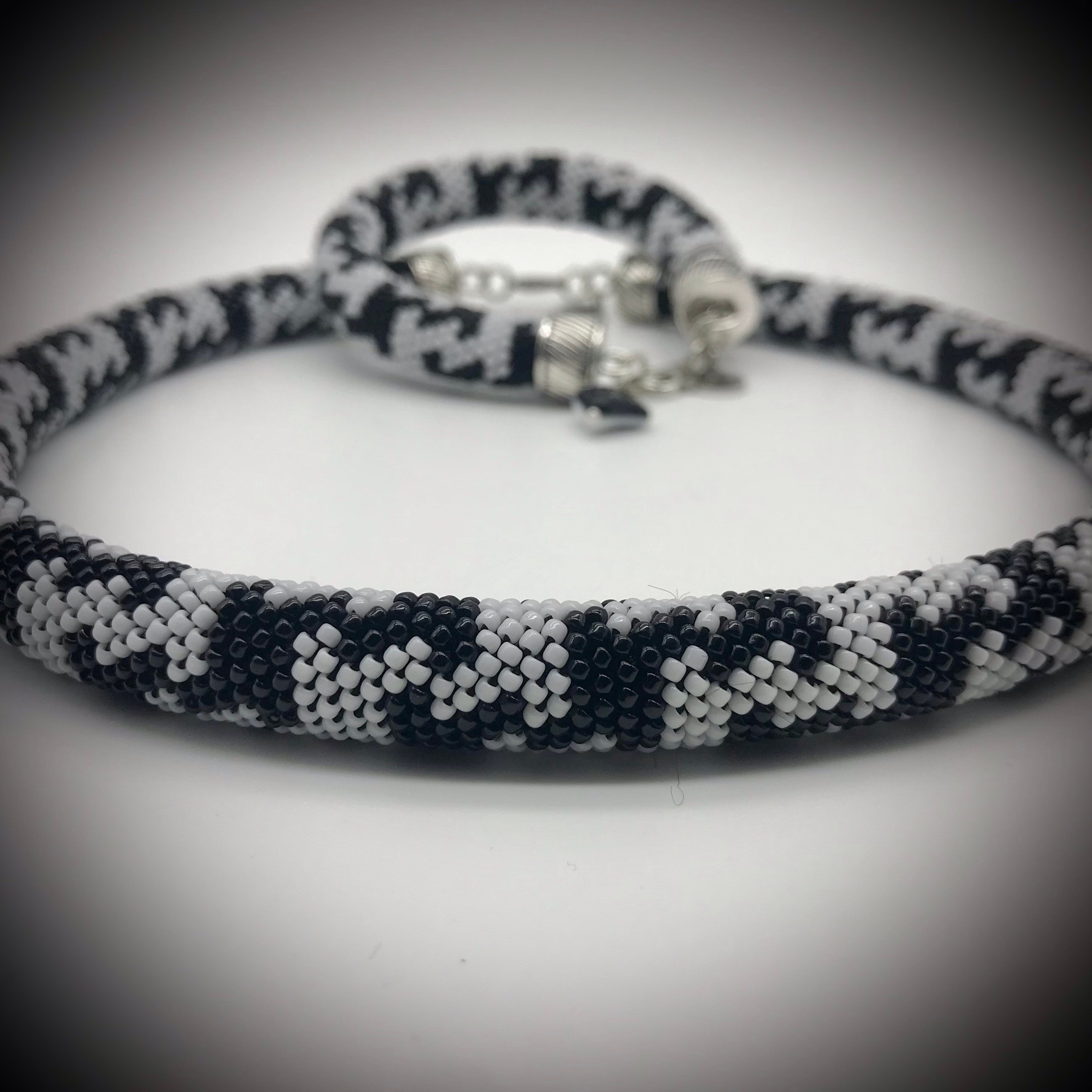 Bijoux pour cadeau. Milok et Kirok sont des gens positifs et réels. Nous serons ravis de v