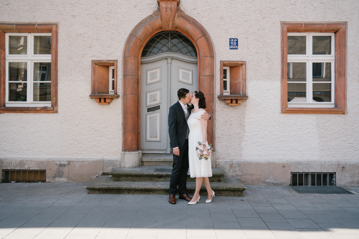 Wedding photographer in Munich in Standesamt Schloss Suresnes. Inna Zaytseva Photography | Photographer in Munich | Content Creation