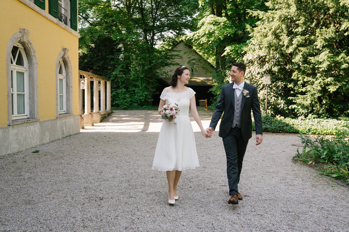 Hochzeitsfotograf München. Standesamt in Schloss Suresnes. Hochzeitsreportagen München
