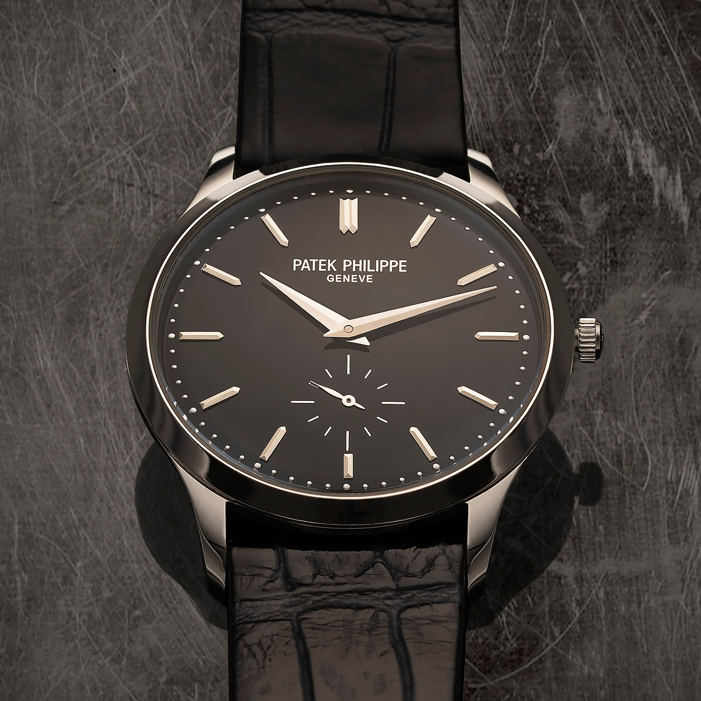 Photographer Roman Djuzev - A photo of a wristwatch on a dark background, close-up.