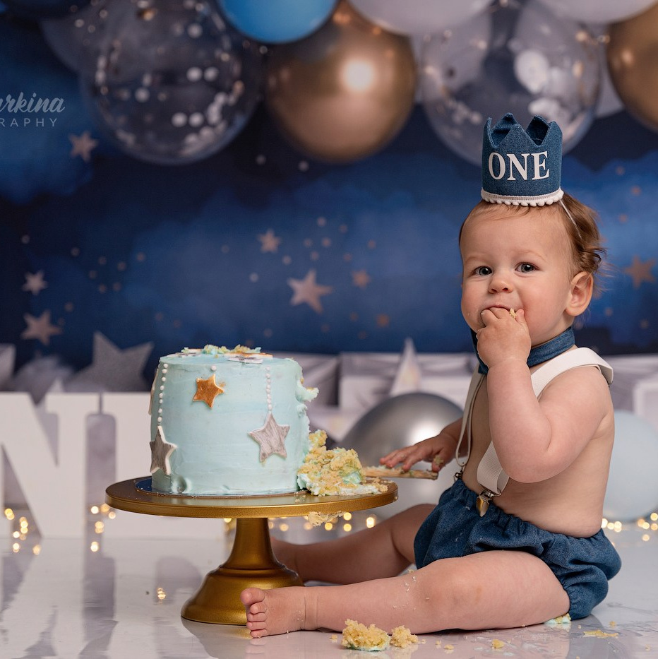 Happy 1-year-old baby. Cake smash photo session.