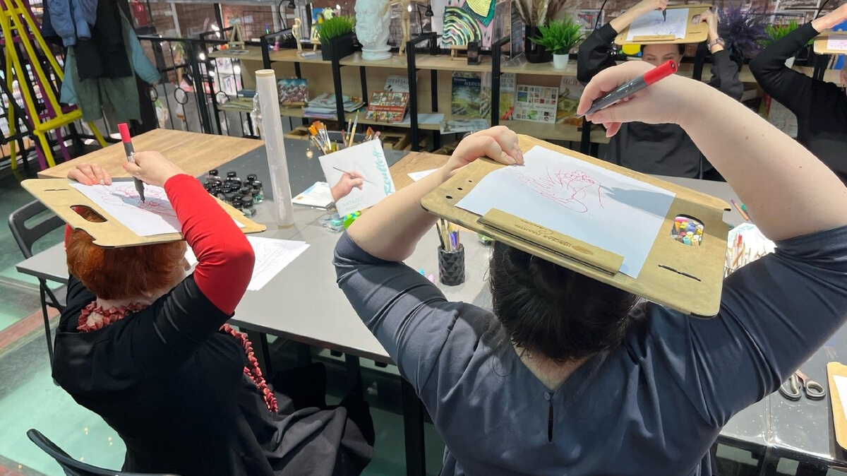 Упражнение «Рука-глаз-мозг» на мастер-классе «Линия» — участники рисуют, держа планшет над головой. Техника Баския и Твомбли, прорыв за 15 минут. Оффлайн Тбилиси и онлайн для экспатов Израиль, США, Европа, ОАЭ