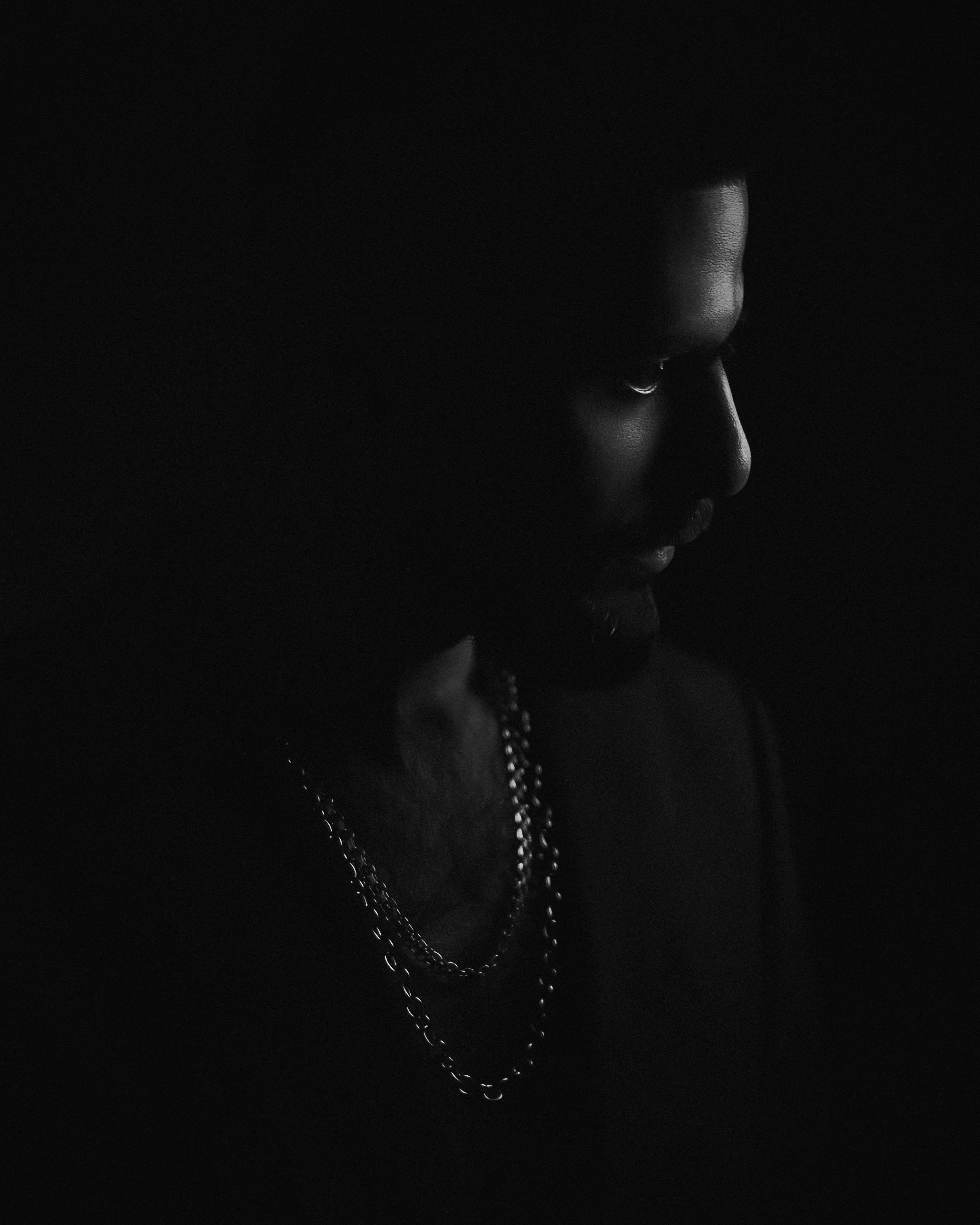 Offres shooting photo Lyon : portrait de nuit et mode urbaine. Photographe créative pour contenu visuel haute performance
