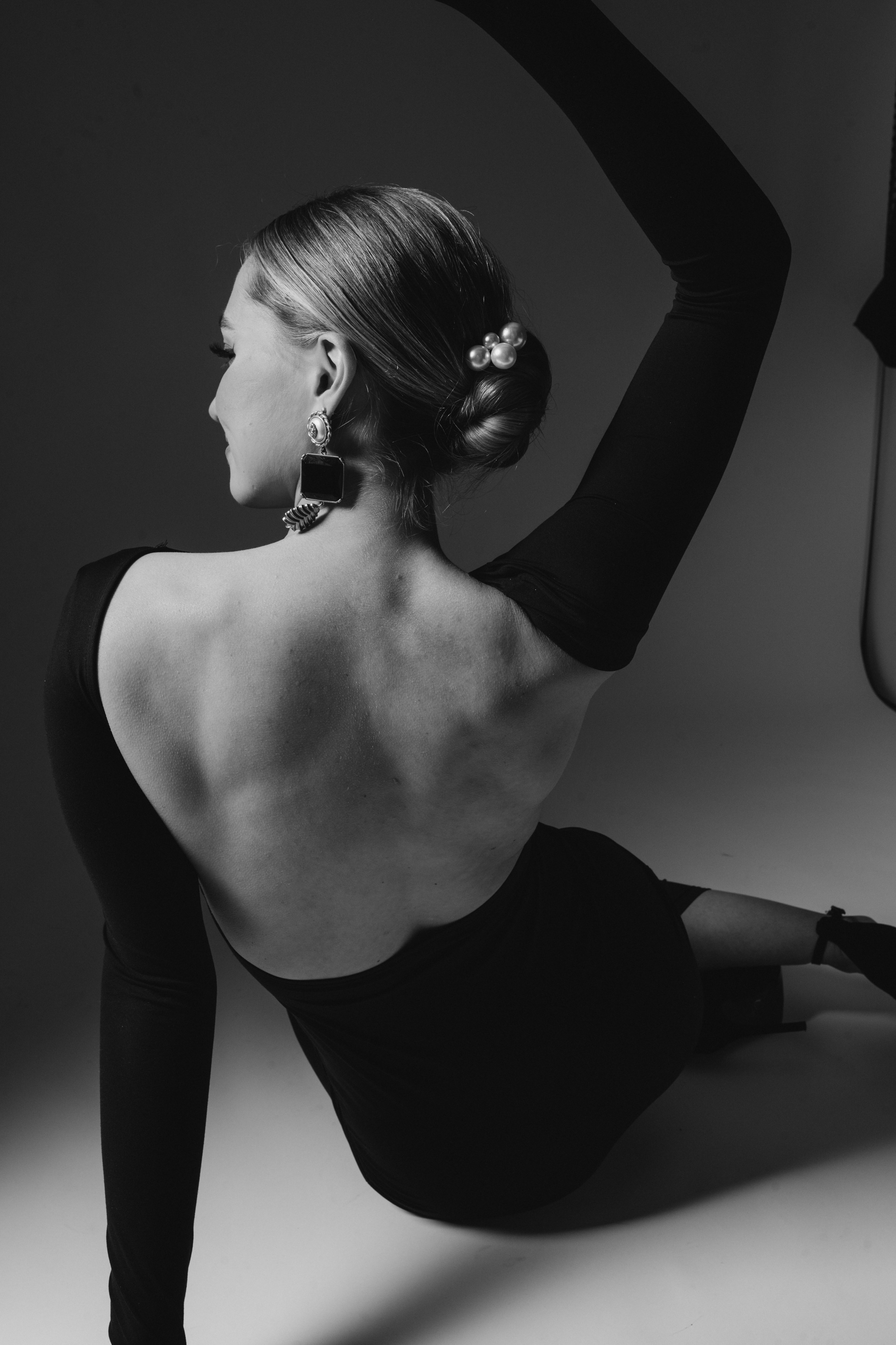 Dramatische Beleuchtung und moderne Mode in der Fashion-Fotografie von Anna Saribekyan.