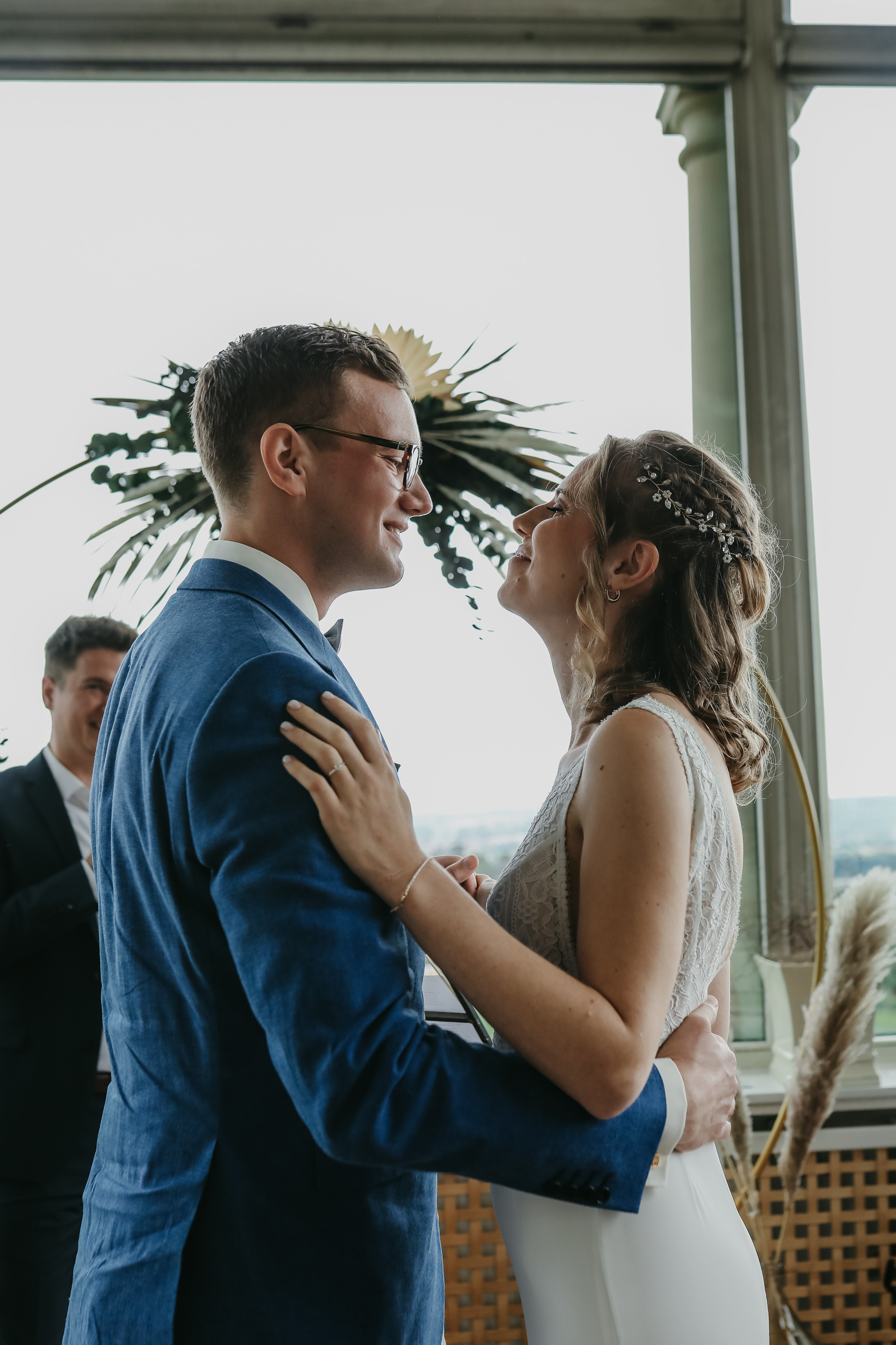 Brautpaar über den Weinbergen des Rheingaus – Hochzeitsfotograf Frankfurt begleitet Burg Schwarzenstein Hochzeit