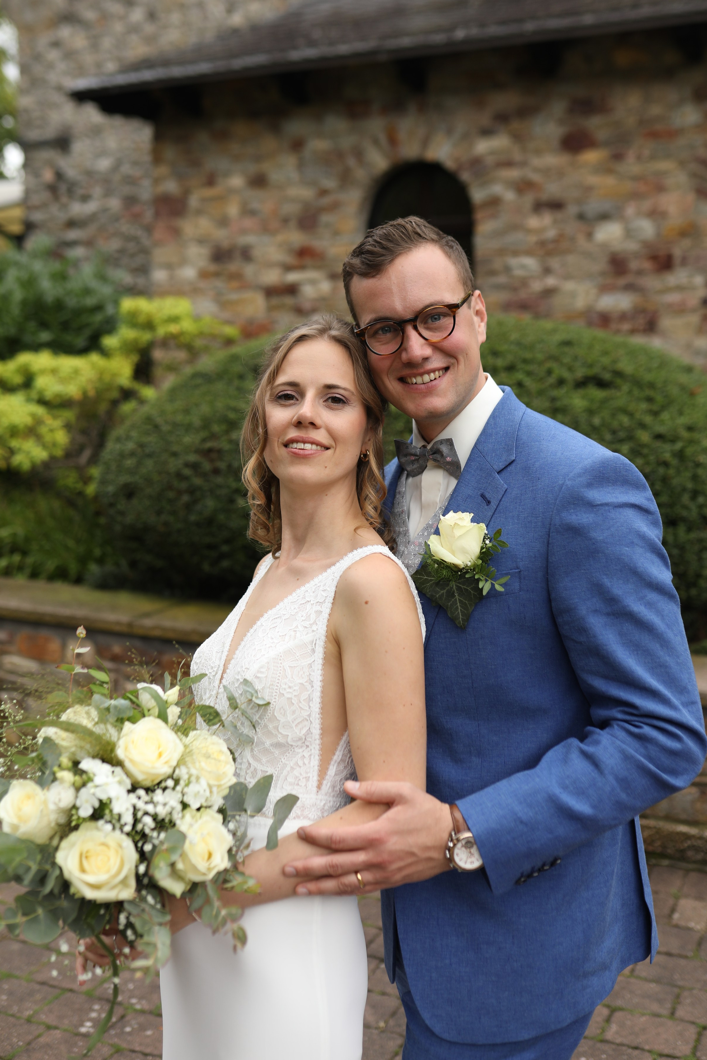 Natürliches Paarshooting über den Weinbergen der Burg Schwarzenstein – Hochzeitsfotografin Frankfurt am Main