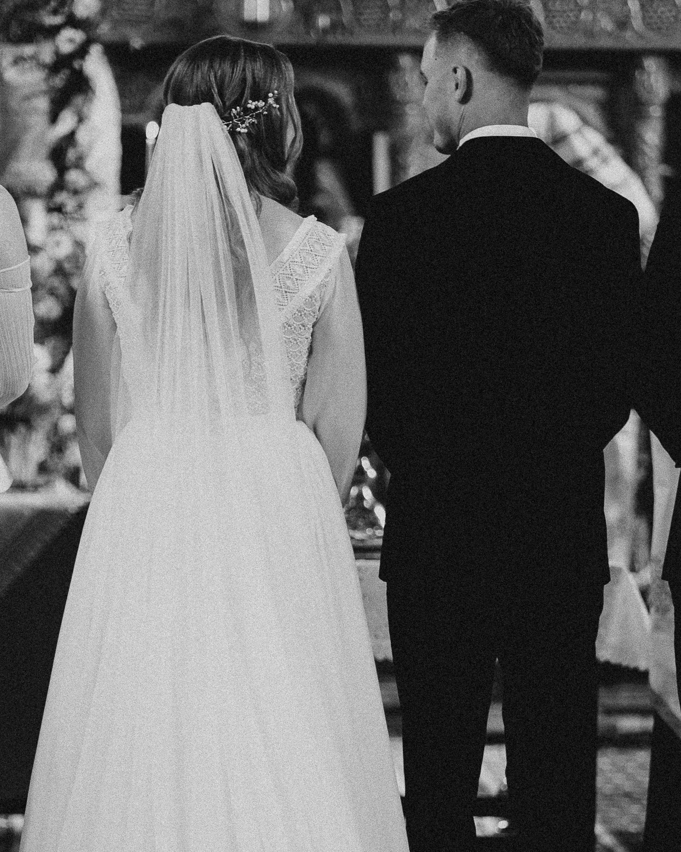 Cadru alb negru cu miri in biserica