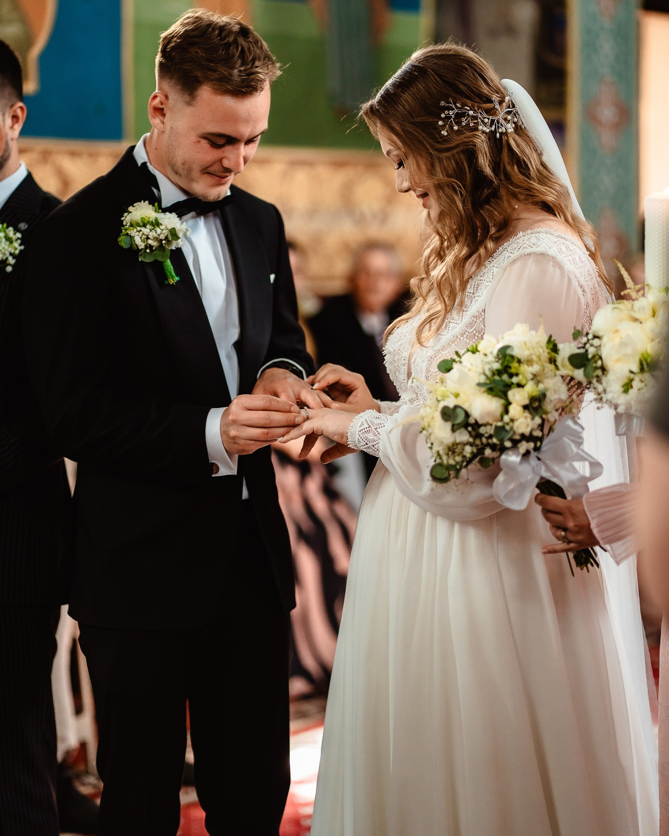 Schimb de verighete miri in biserica