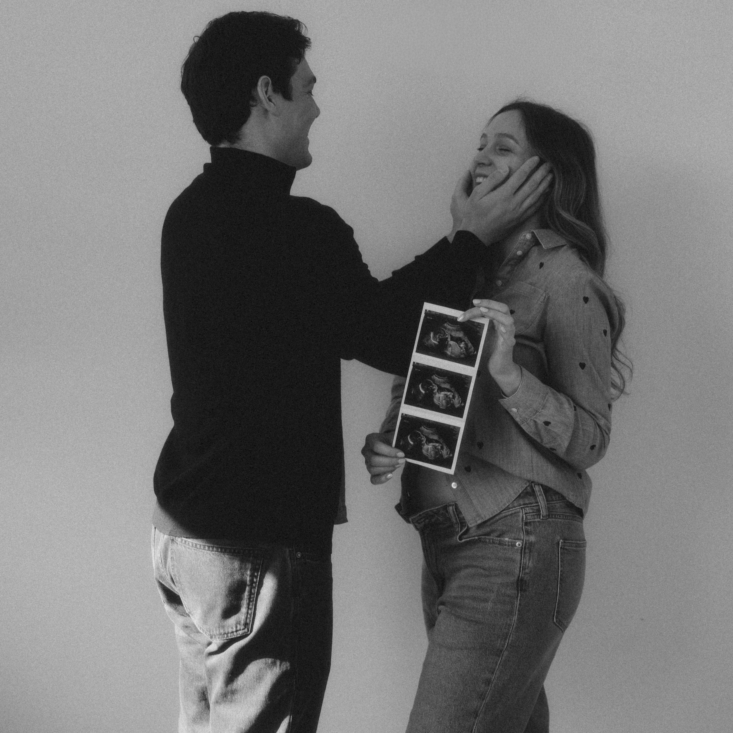 Maternity photography filled with softness and anticipation – capturing the quiet beauty of becoming a mother