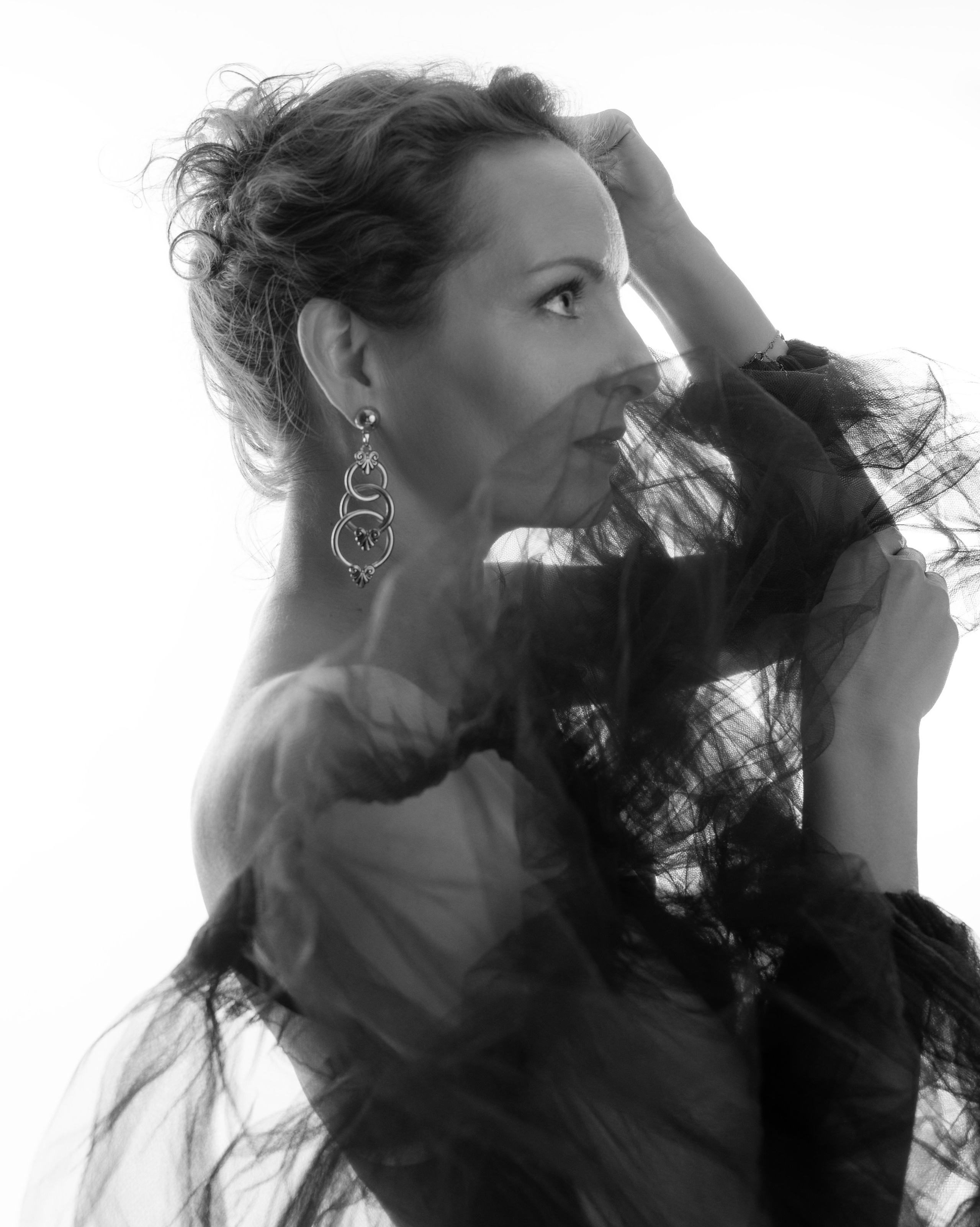 Ritratto femminile elegante durante un servizio fotografico in studio a Padova