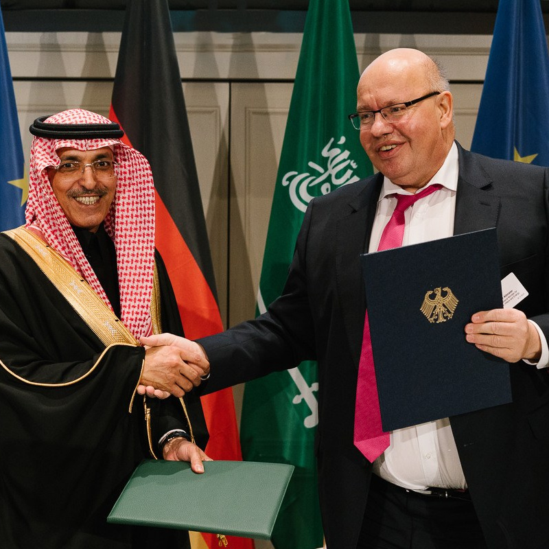 Lächelnde Frau in schwarzem Outfit beim Barre