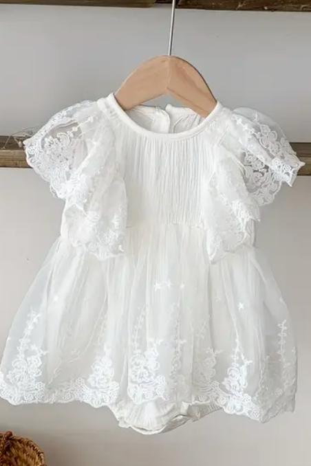 Cake smash outfits for girls. Newborn and family photographer. Hills District. Sydney