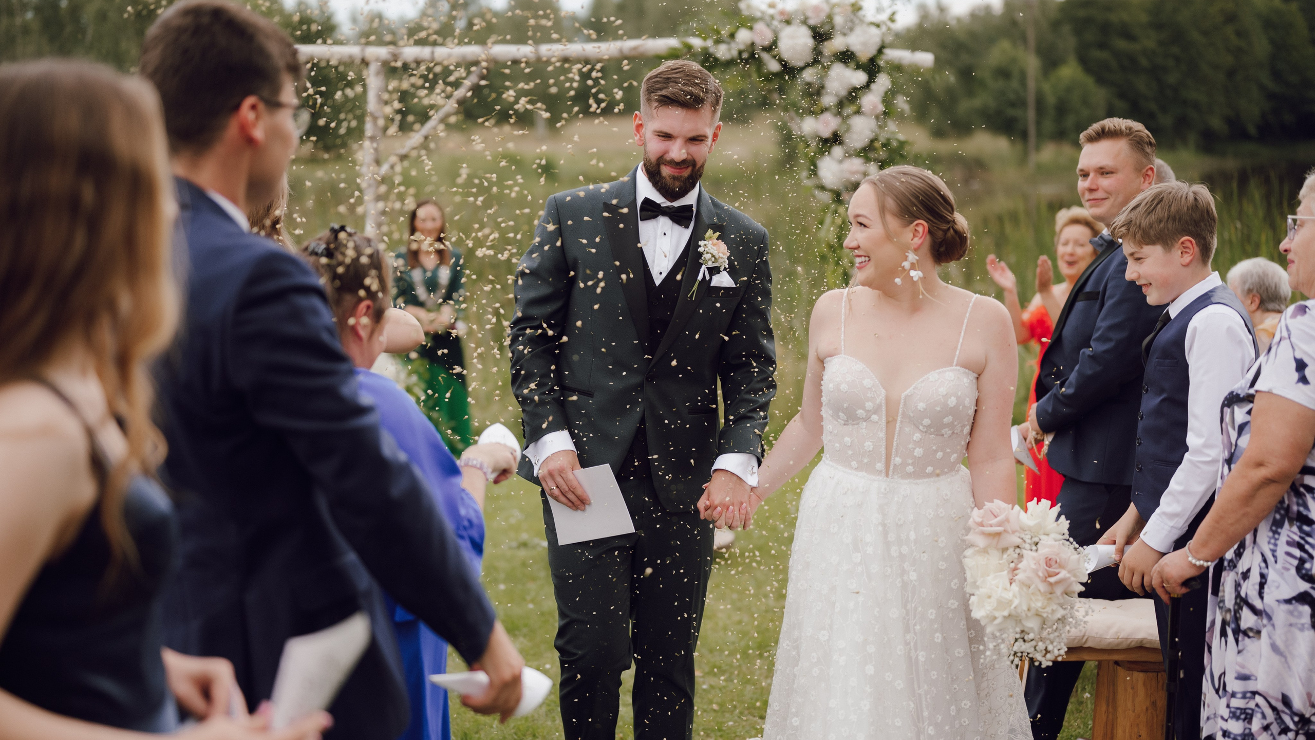 Zgromadzeni goście witający parę młodą – naturalna fotografia ślubna Poznań