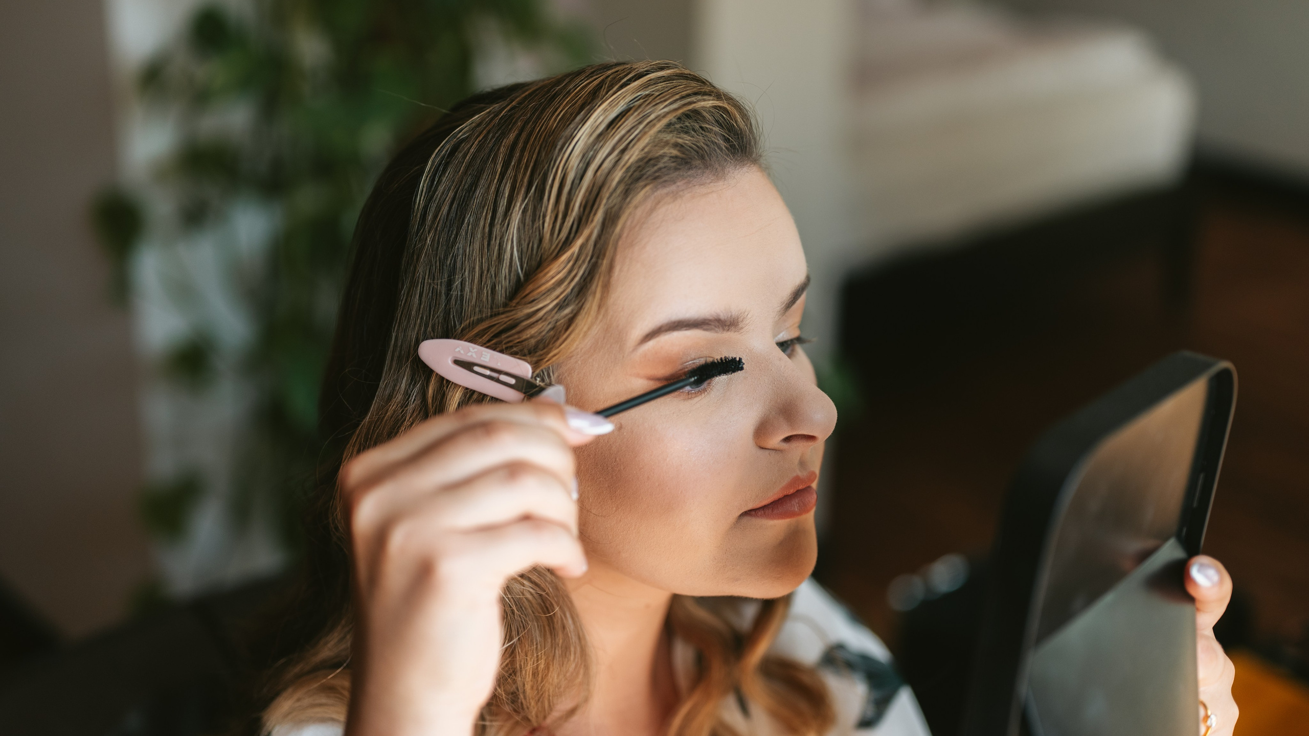 Panna młoda podczas makijażu – przygotowania do ślubu, fotograf ślubny Poznań