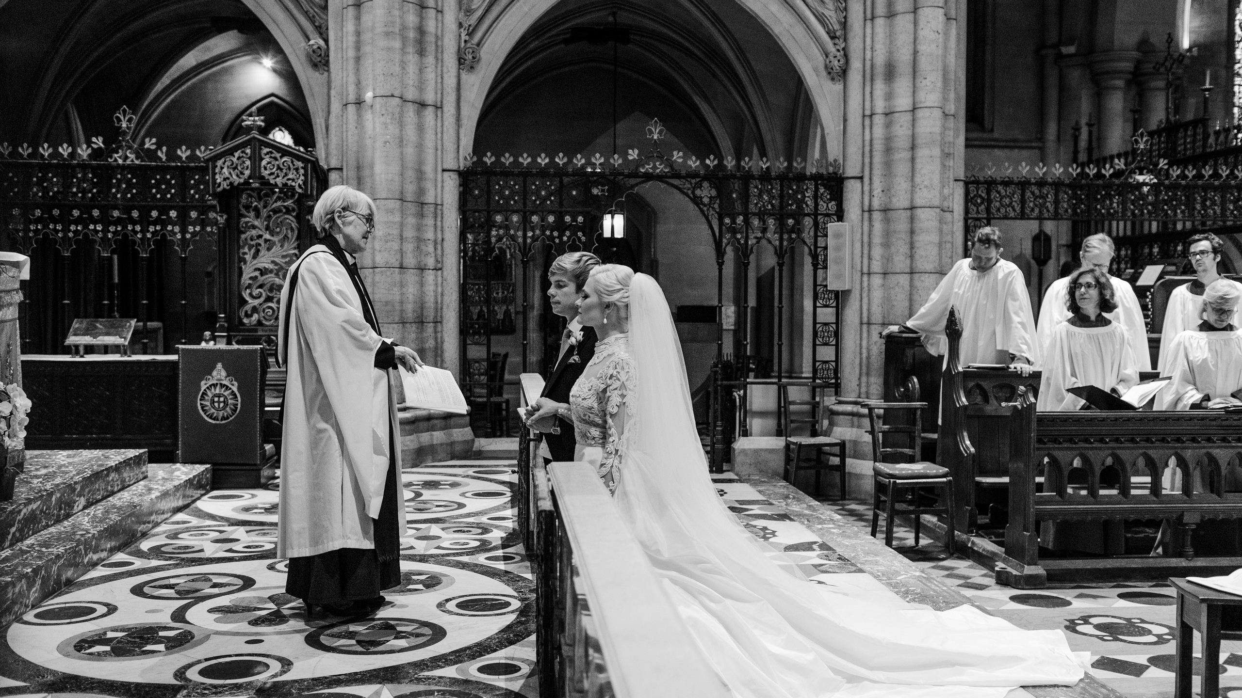 Hochzeitspaar in historischem Gebäude, Schwarz-Weiß Fotografie, cineastischer Hochzeitsfilm Deutschland Bayern