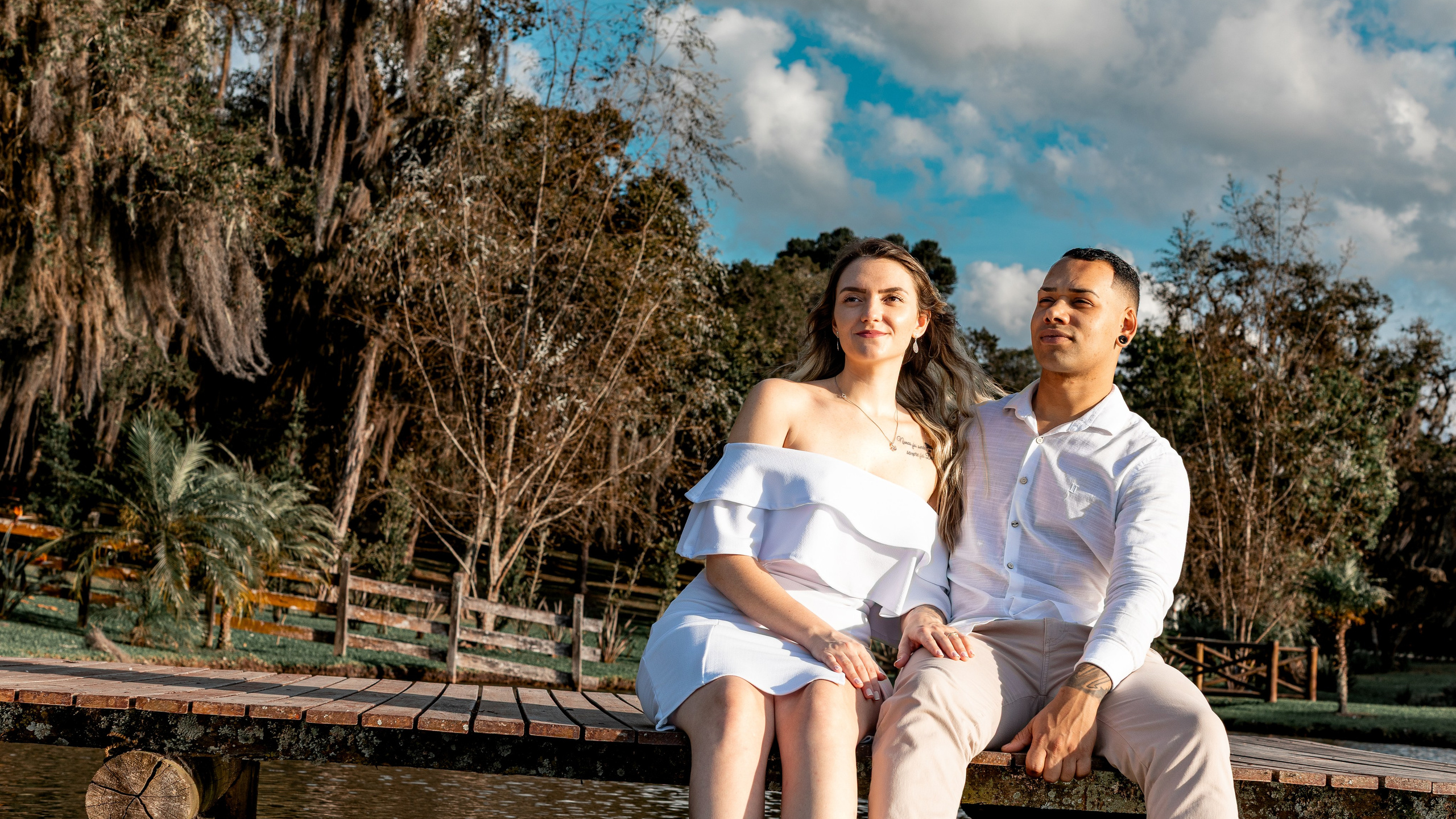 Casal olhando o horizonte em seu ensaio pré-wedding na chácara Ienkot em São José dos Pinhais.